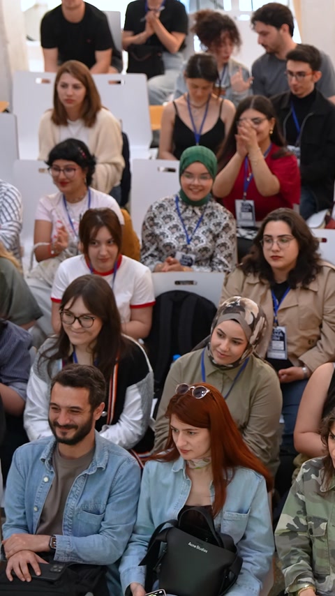 Gli studenti disposti in stile anfiteatro seguono con interesse l’evento di progettazione architettonica