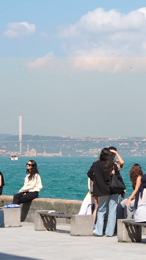 Boğaz kıyısındaki üniversite çevresinde öğrenciler açık alanda vakit geçiriyor