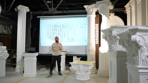 Sütun ve sehpa modelleri showroom zemininde yan yana sergileniyor