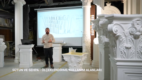 Sütun başlığının akant yaprak detayı yakın planda görünüyor