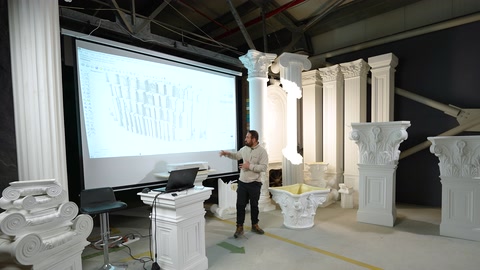 Sütun kaideleri ve gövde parçaları showroom zemininde sıralanmış