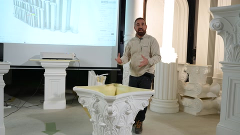 Korint başlıklı sütunlar ve pilaster kaideleri geniş açıdan görünüyor