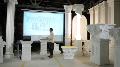 Capitelli e basamenti di colonne di diverse dimensioni sono esposti in un'ampia area.