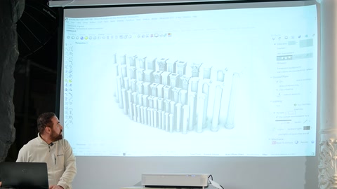 Su uno schermo di proiezione viene mostrata una collezione digitale composta da numerosi progetti di colonne.