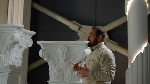 Spicca un grande capitello con volute ioniche e decorazioni fogliari.