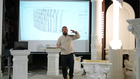 Il presentatore spiega la scala dei fusti di colonne con diametri diversi.