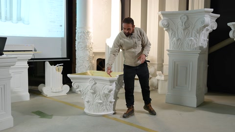I rilievi di foglie curve su un capitello decorativo sono mostrati da vicino.