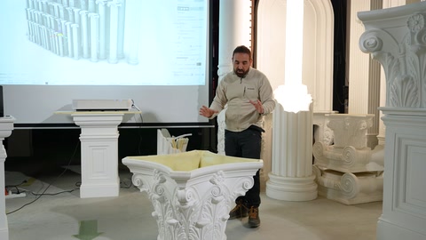 Il presentatore spiega le combinazioni tra basamenti bassi e elementi di capitello.