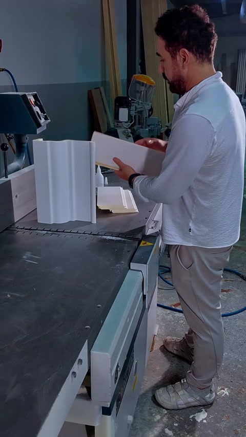 Kanal açılmış dekoratif panel kesiti atölyede kontrol ediliyor