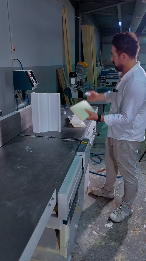 Usta özel kanallı profil numunesini atölyede farklı açıdan inceliyor.
