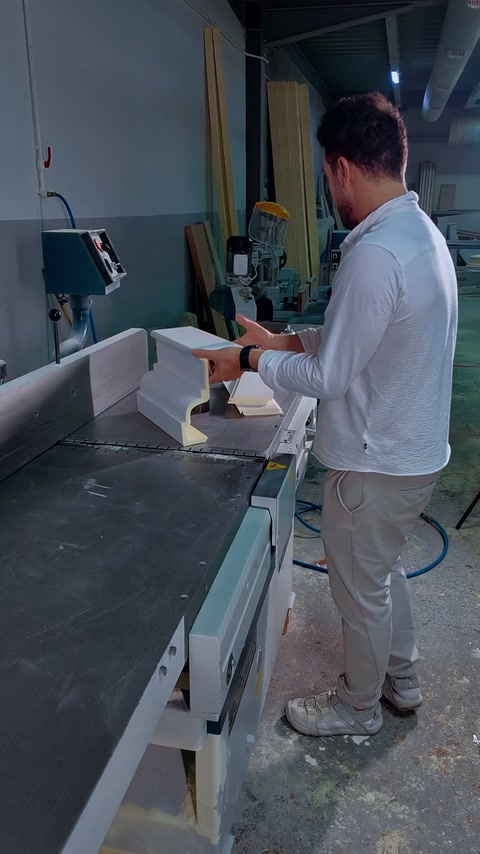 Usta geniş dekoratif profili kesit örneğinin üzerine hizalıyor.