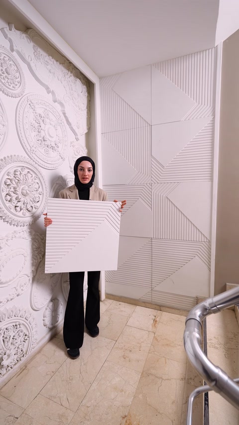 Pannelli decorativi da parete scanalati sono esposti in diverse composizioni geometriche