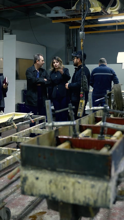 Il team specializzato esamina insieme stampi e processi nel reparto di produzione