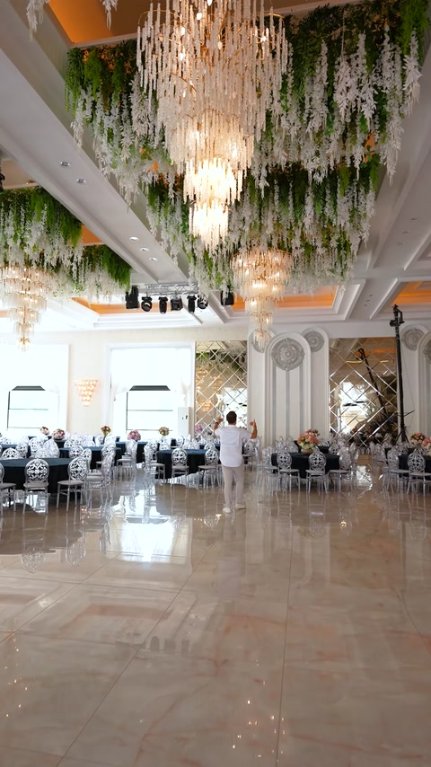 Un'ampia sala ricevimenti completata con colonne e decorazioni per soffitto
