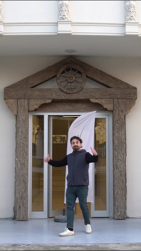 Un ingresso di edificio incorniciato da modanature classiche e un frontone
