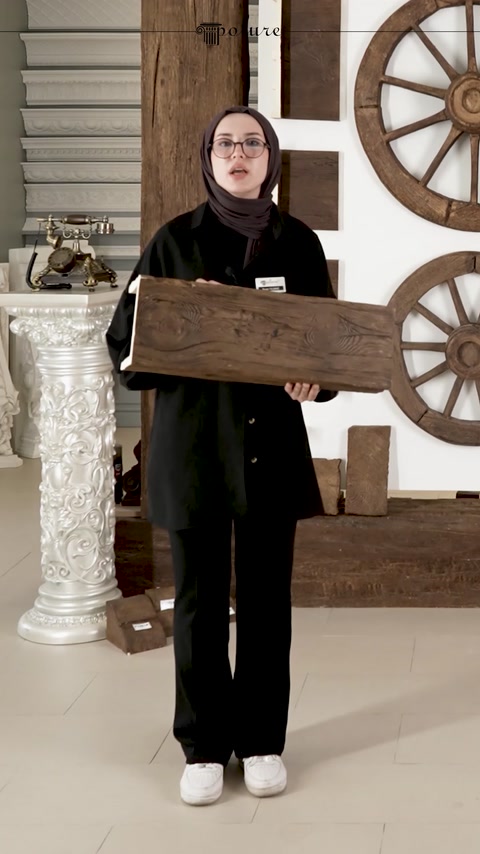 Un esempio di trave decorativa effetto legno presentato nell'area di produzione