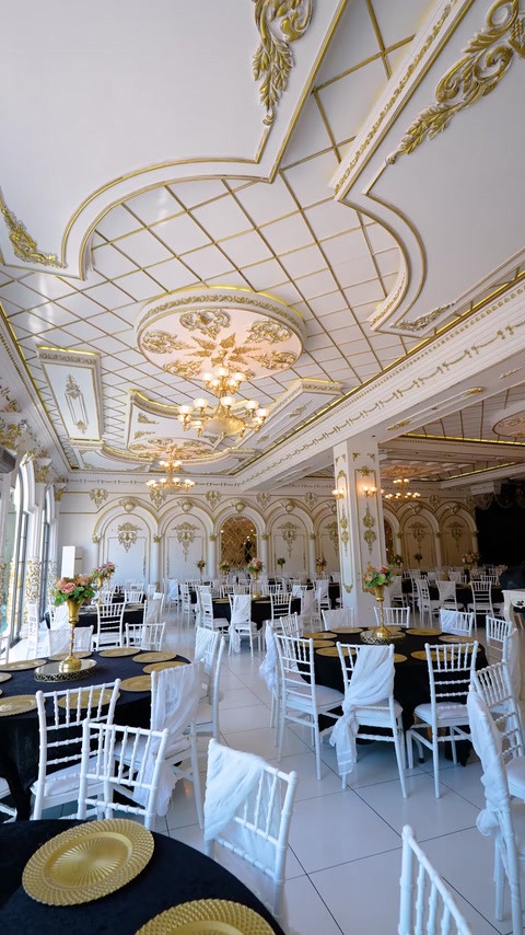 Una sala ricevimenti decorata con rosone, listelli e ornamenti per soffitto