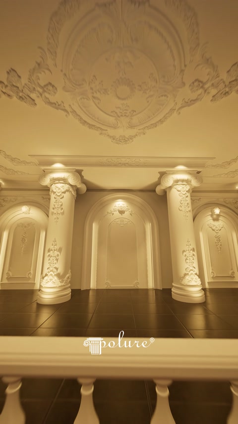 Kemerli nişler arasında konumlanan işlemeli pilaster ve sütunlar