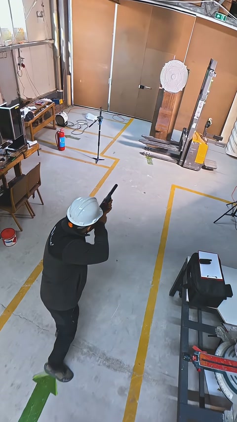 Atölyedeki usta, sabit numuneye doğru nişan almaya devam ediyor.