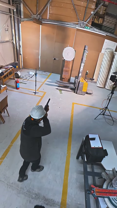 Darbe testi tamamlanırken hedef düzeneği ve usta yukarıdan görülüyor.