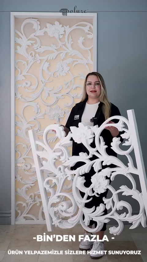 I fiori del pannello traforato bianco e la struttura del disegno aperto sono visibili