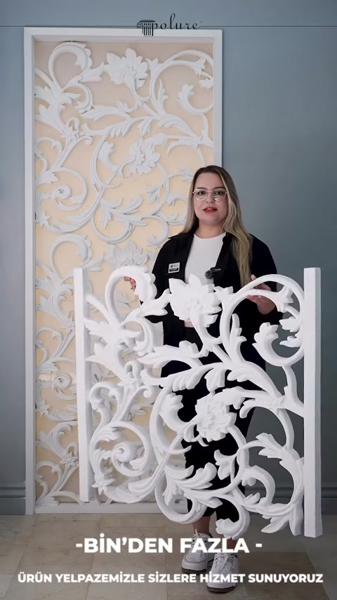 Il pannello decorato con rami sinuosi viene mostrato frontalmente nell'esposizione interna