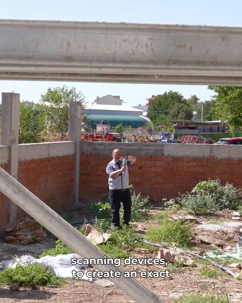 La scansione in loco riprende l'ingresso non finito e il balcone superiore