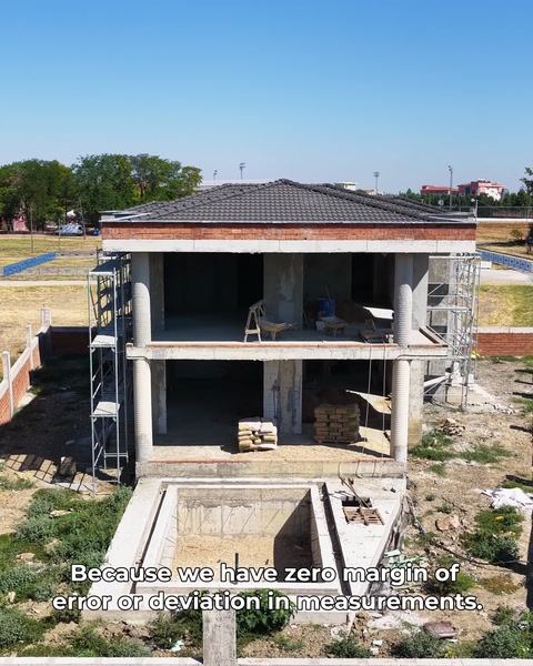 Facciata della villa in loco prima della fase di finitura decorativa
