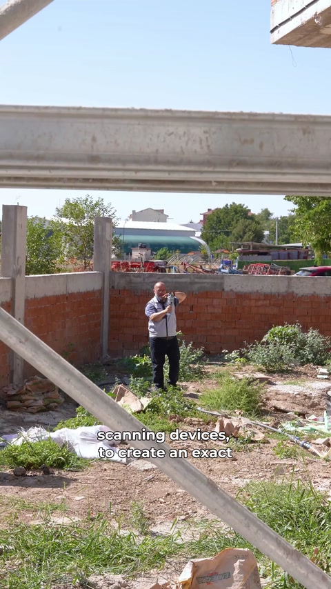 La scansione in loco riprende l'ingresso non finito e il balcone superiore