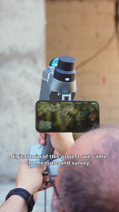 Scanner 3D portatile utilizzato per rilevare la facciata dell'edificio