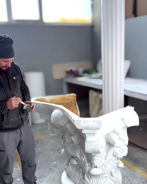 Korint başlığın yaprak motifleri üzerinde hassas yüzey işlemi uygulanıyor