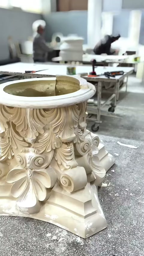 Le decorazioni in rilievo profondo e gli ornamenti a spirale agli angoli del capitello corinzio sporgono.