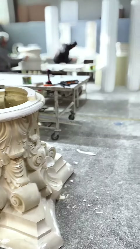 Le foglie lavorate del capitello corinzio e la base sfalsata sono visibili da vicino.