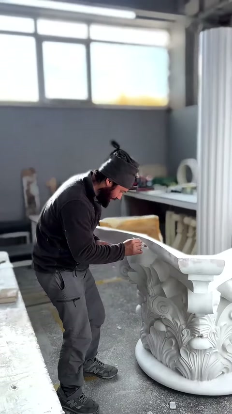 Il capitello corinzio bianco è elaborato dal maestro nei dettagli dei bordi.