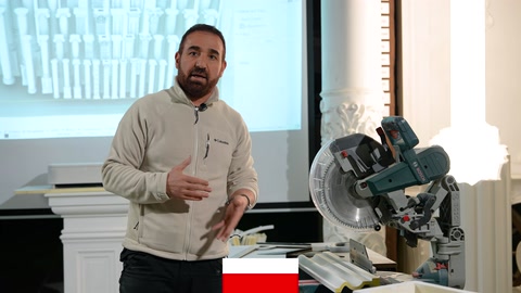 Sunucu, hassas kesim için gönye makinesini işaret ediyor