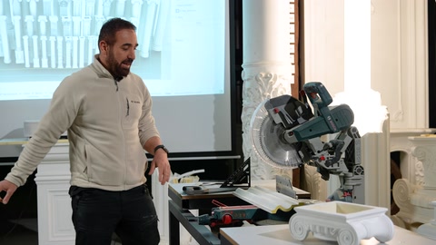 Sunucu, kesim makinesi yanında uygulama adımlarını anlatıyor