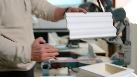 Profilin kesim noktası, testere bıçağının altında yakından görülüyor