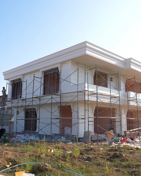 Villa in costruzione con ponteggio prima dell'installazione delle modanature di facciata