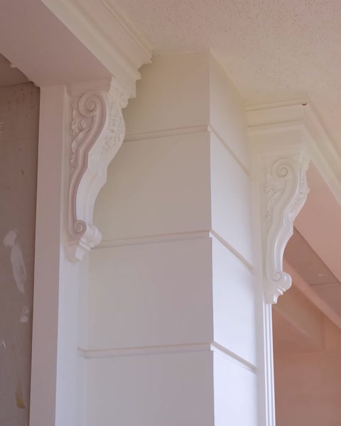 Primo piano del capitello di una colonna scanalata con dettagli decorativi in poliuretano