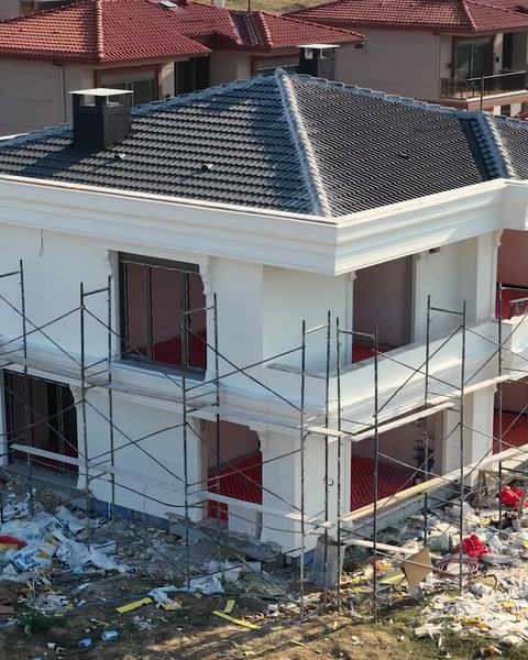 Esterno completato della villa con colonne e cornicione visti da lontano