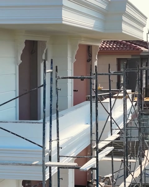 Ponteggio lungo il balcone della villa durante l'installazione della facciata in poliuretano