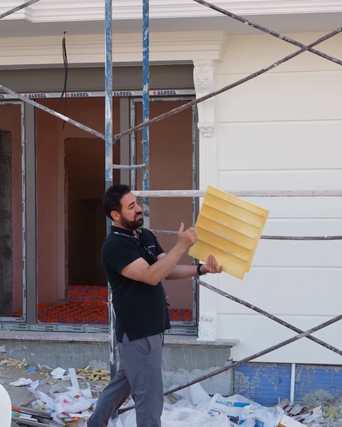 Presentatore che tiene un pannello curvo e flessibile di rivestimento murale all'aperto