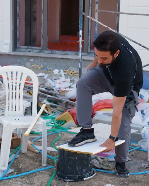 Uomo in piedi su un pezzo di modanatura per dimostrarne la resistenza