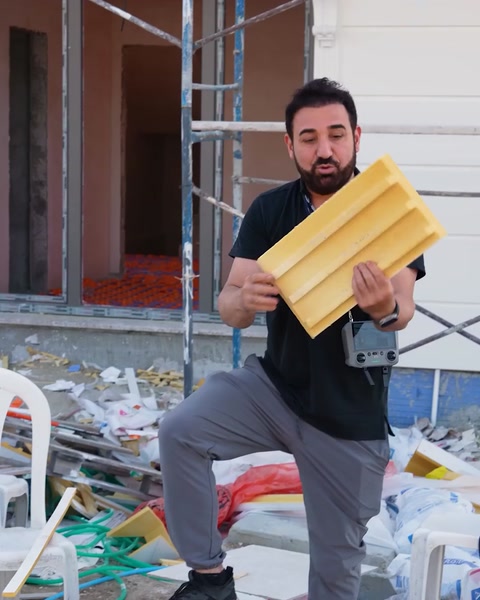 Presentatore che tiene un pezzo di modanatura curva mostrando la produzione flessibile