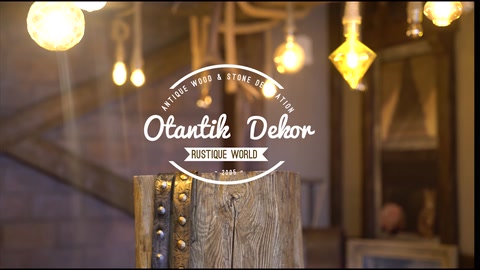 Rustik mekânda metal bantlı dikey kütük uygulaması