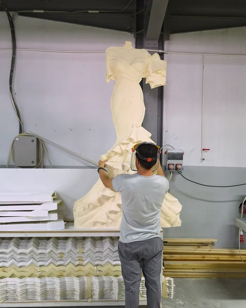Grande figura di rilievo sposa posizionata verticalmente durante la lavorazione