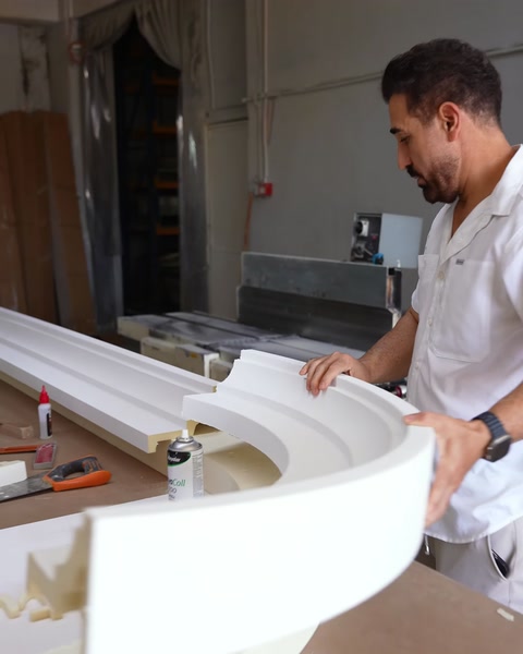 Componente di trave curva in fase di modellazione sul tavolo del laboratorio