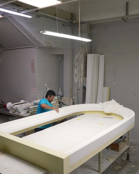 Lungo componente di arco curvo in fase di lavorazione nel laboratorio