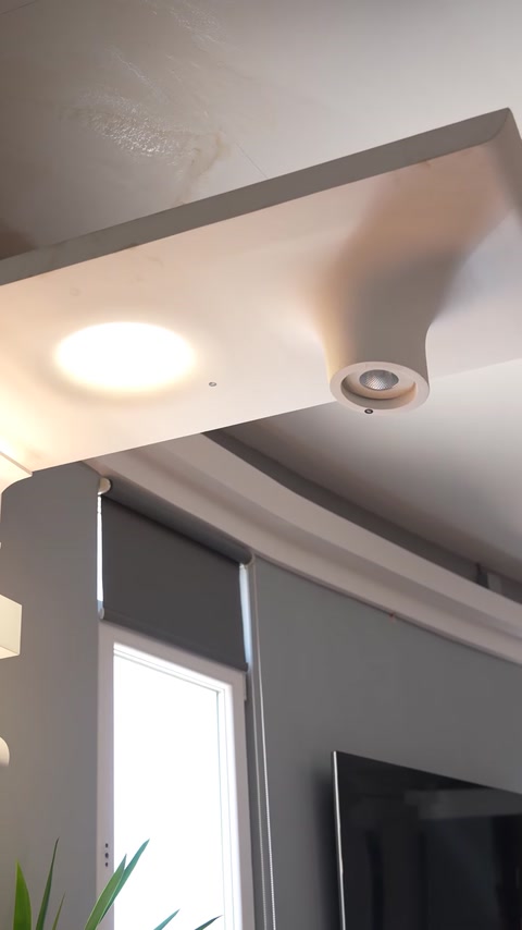 Un’inquadratura ravvicinata mostra i dettagli di una modanatura murale illuminata e di un elemento a soffitto incassato