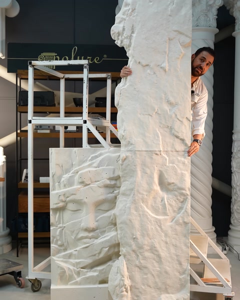 Pannello in poliuretano in fase di installazione su ponteggio